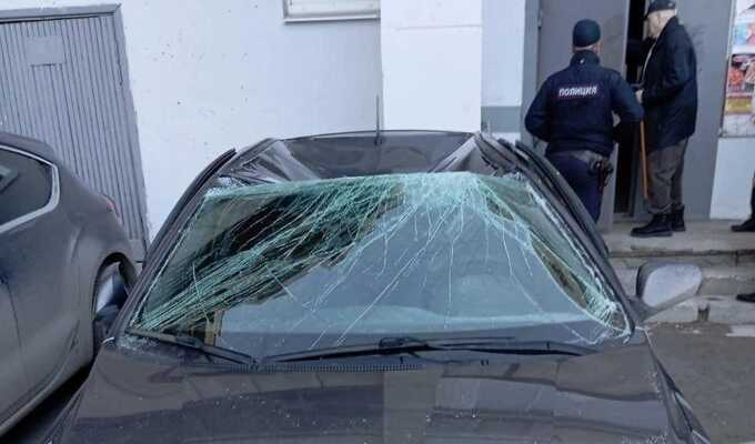 В Екатеринбурге пенсионерка упала с 6-го этажа на крышу машины и выжила