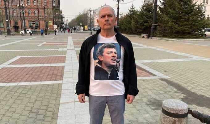 Житель Хабаровска вышел на пасхальный пикет против войны и разжигания вражды