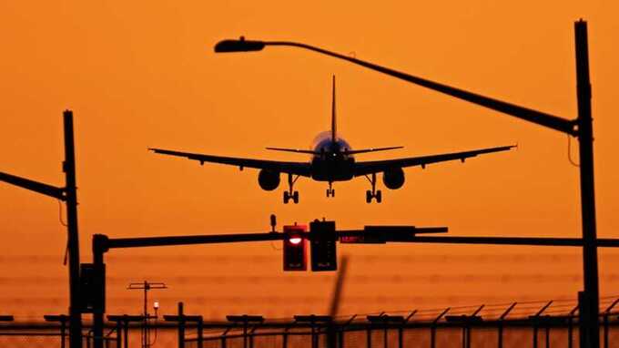 В США на взлетной полосе загорелся самолет