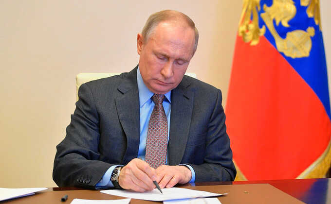 Путин продлил срок легализации иностранцев в России до 10 сентября